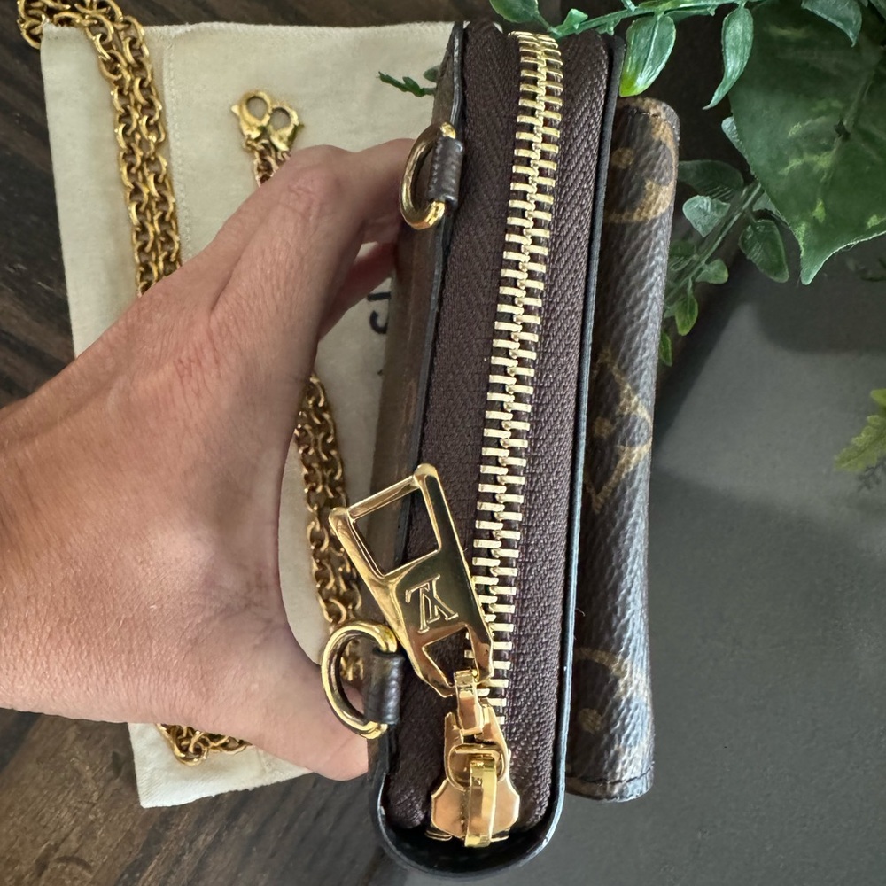Reverse Monogram Vertical Wallet - on chain - Picture 4 of 14